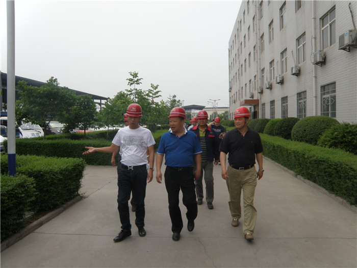 更换关于我们--领导关怀中2016年5月19日副县长张永强到我公司调研经济指标完成情况文字上面的照片.jpg