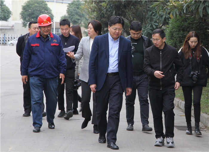 这张照片放在关于我们---领导关怀最上面，文字内容：2020年11月3日咸阳市委常委、政法委书记王宏兵一行来我司开展营商环境调研.jpg